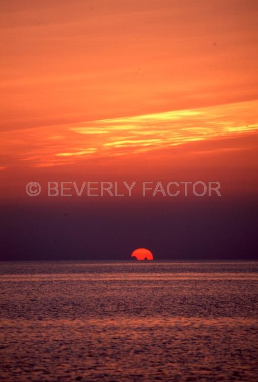 Islands;Sunsets;Sky;cayman Island;clouds;sun;water;red;pink